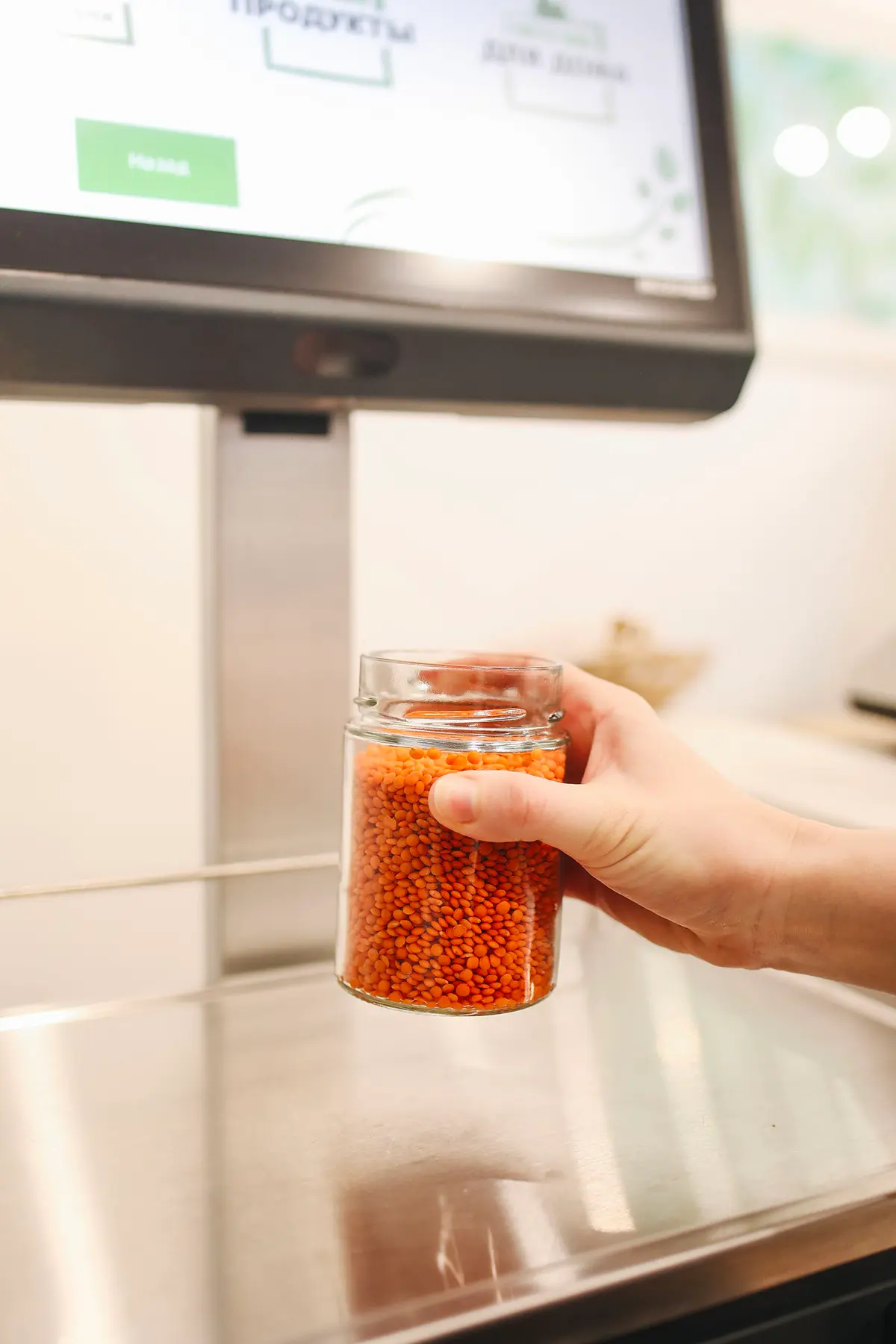 Commerce alimentaire utilisant une balance connectée à la caisse