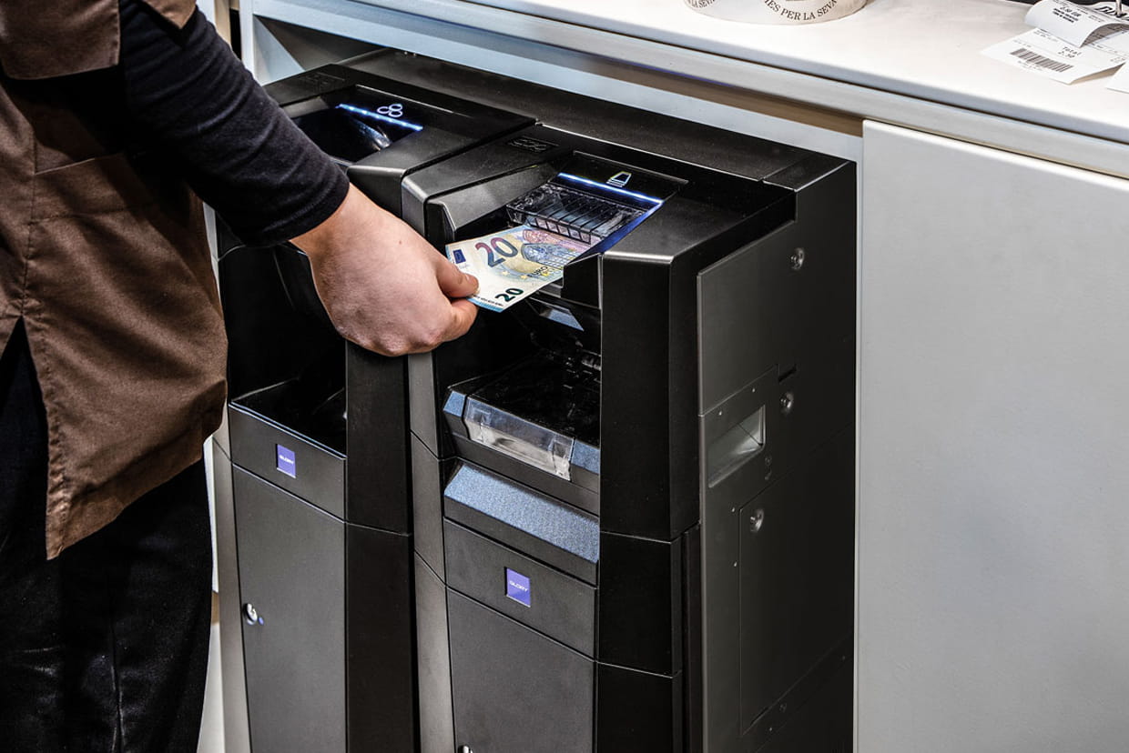 Monnayeur automatique dans un commerce alimentaire