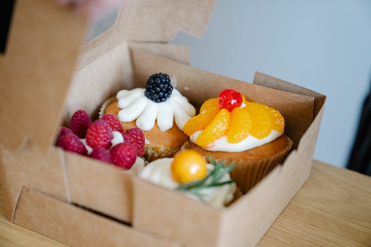 Client récupérant une commande en click and collect dans un commerce alimentaire