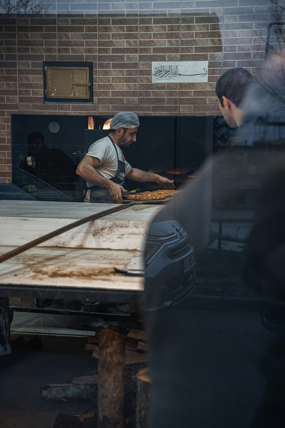 Boulanger au fournil pour illustrer un logiciel de caisse boulangerie
