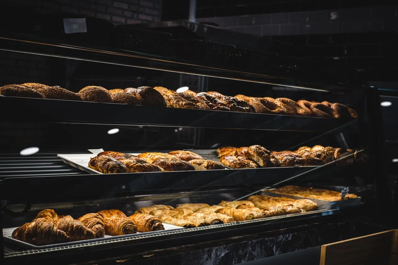 Vitrine de boulangerie avec pains et viennoiseries