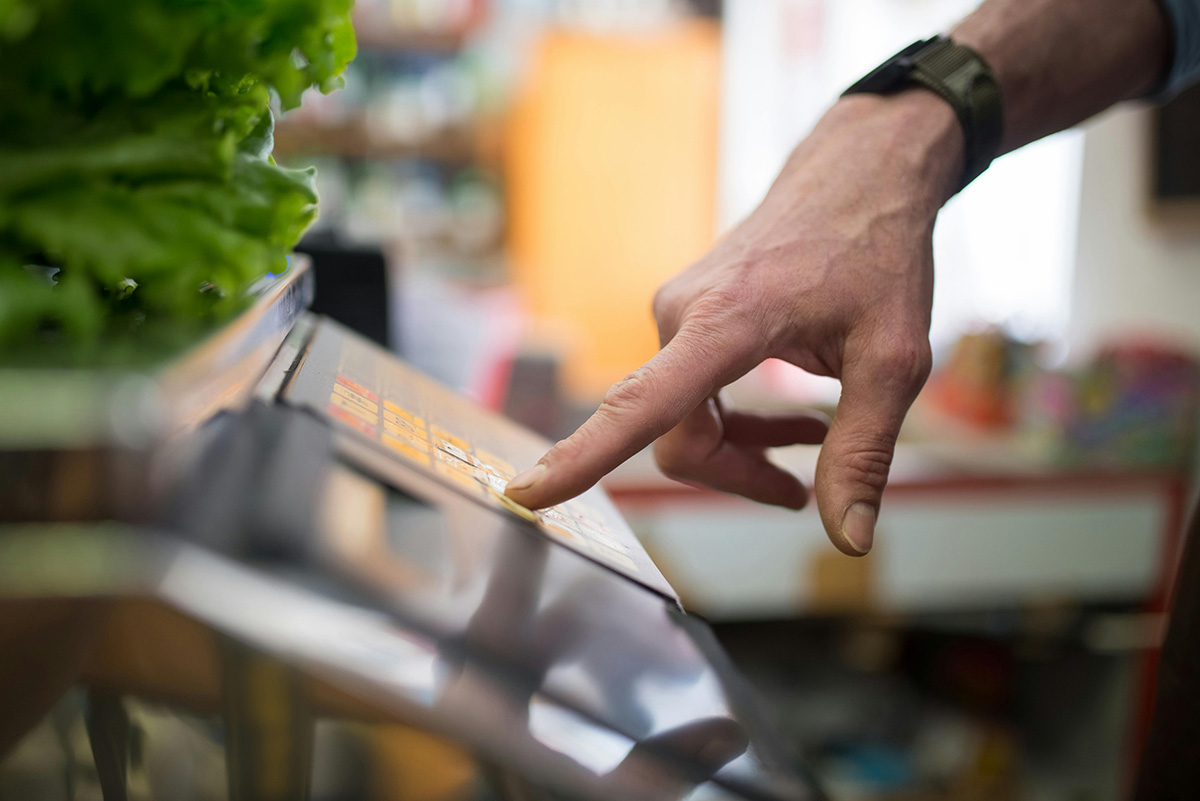 Commerçant alimentaire préparant des produits vendus au poids