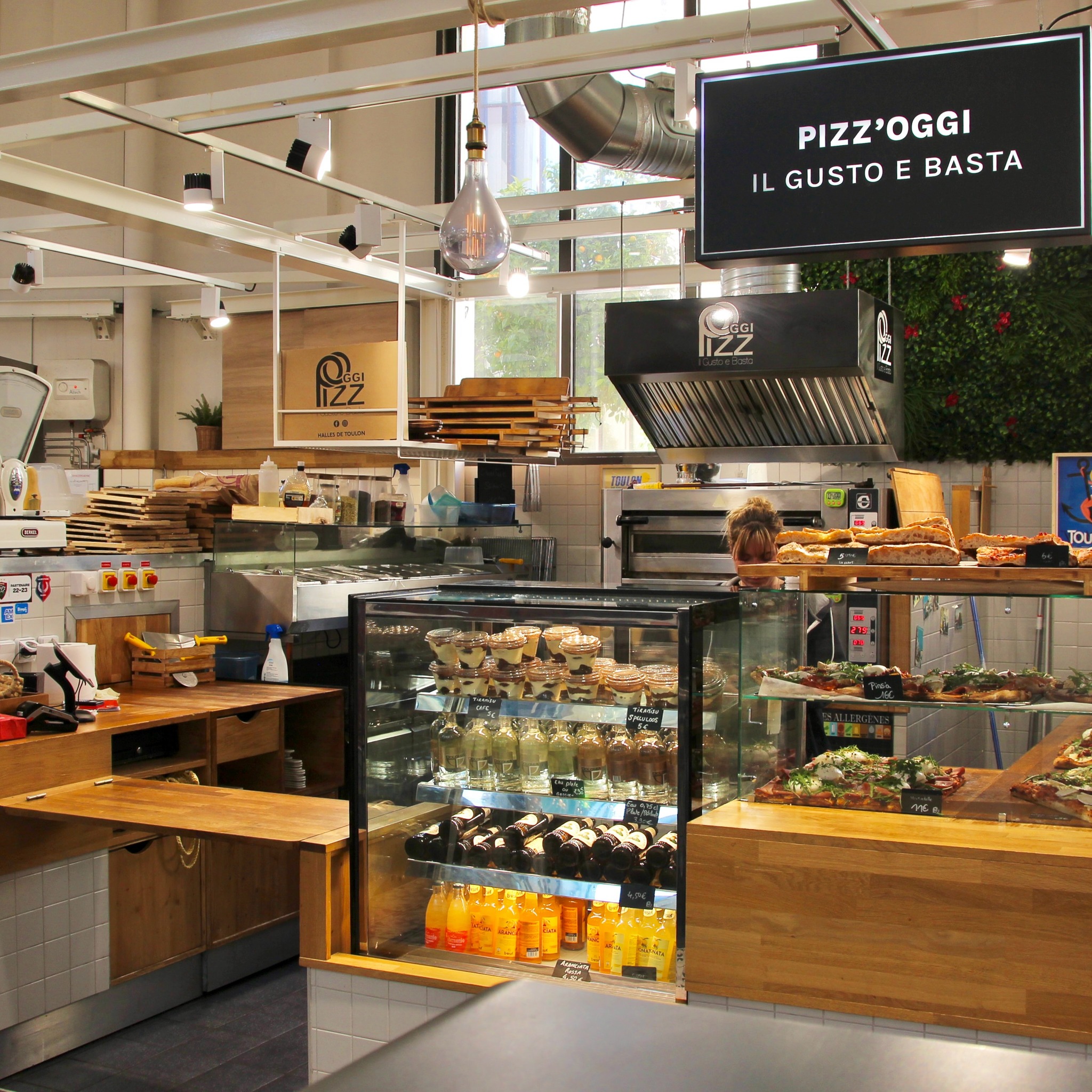 Boulanger utilisant une solution de caisse en boutique