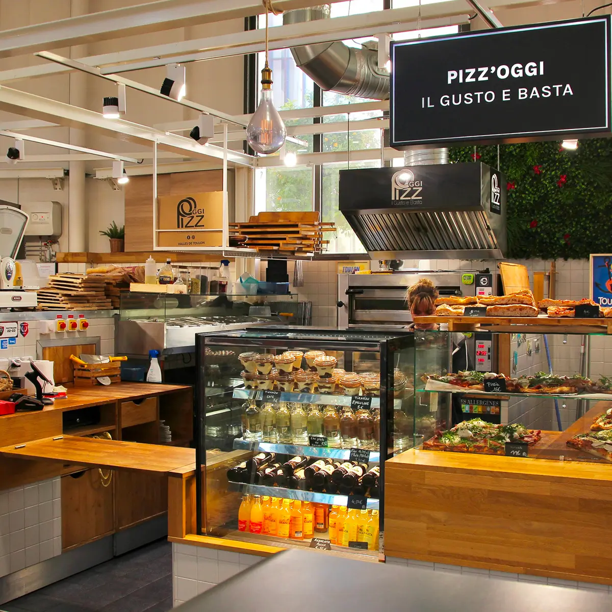 Boulanger utilisant une solution de caisse en boutique