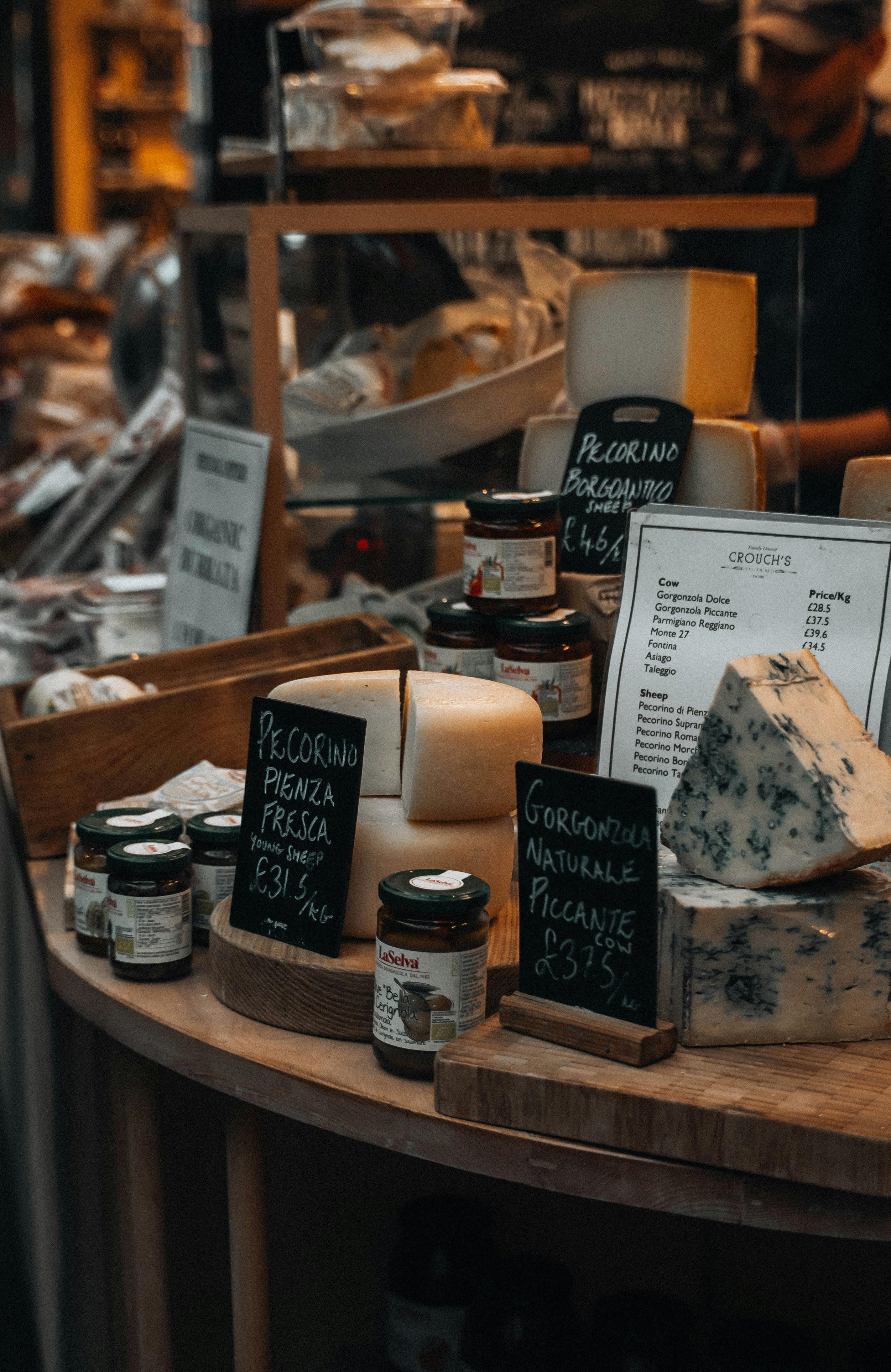 Professionnel des métiers de bouche utilisant une caisse en boutique