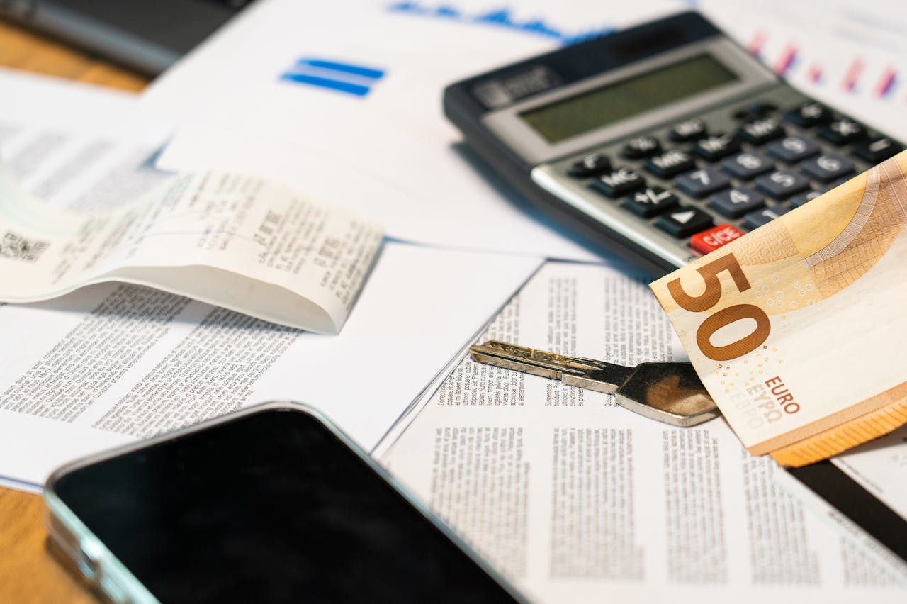 Commerçant vérifiant une caisse et ses données de clôture